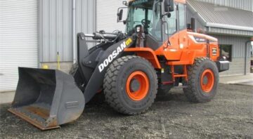 Doosan DL200 Wheel Loader w General Purpose Bucket