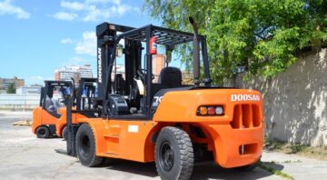 Doosan D90S 20,000lbs forklift w/ rubber tires